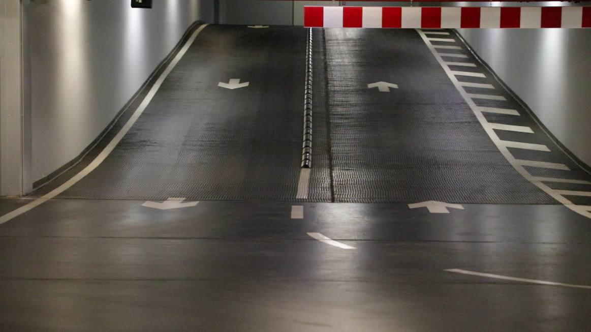 Dragana Sapanjoš, ANOMALYE ANOMALE - Christmas Concert for a Parking Lot, 2020 (image 1)