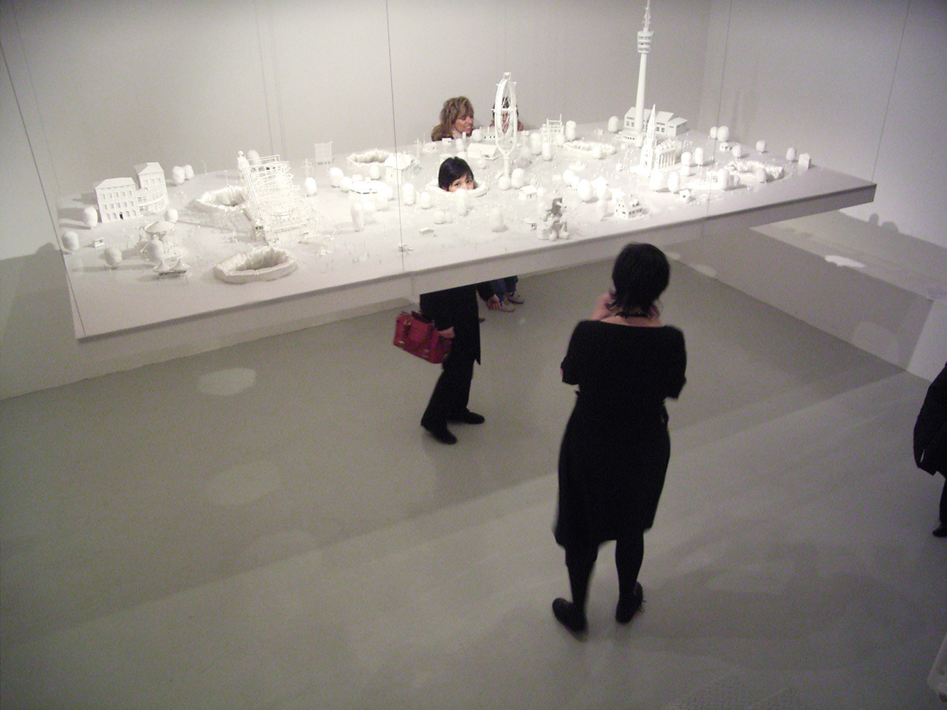 Installation view – visitors – Dragana Sapanjoš, POMeCA, 2005 (image 17)